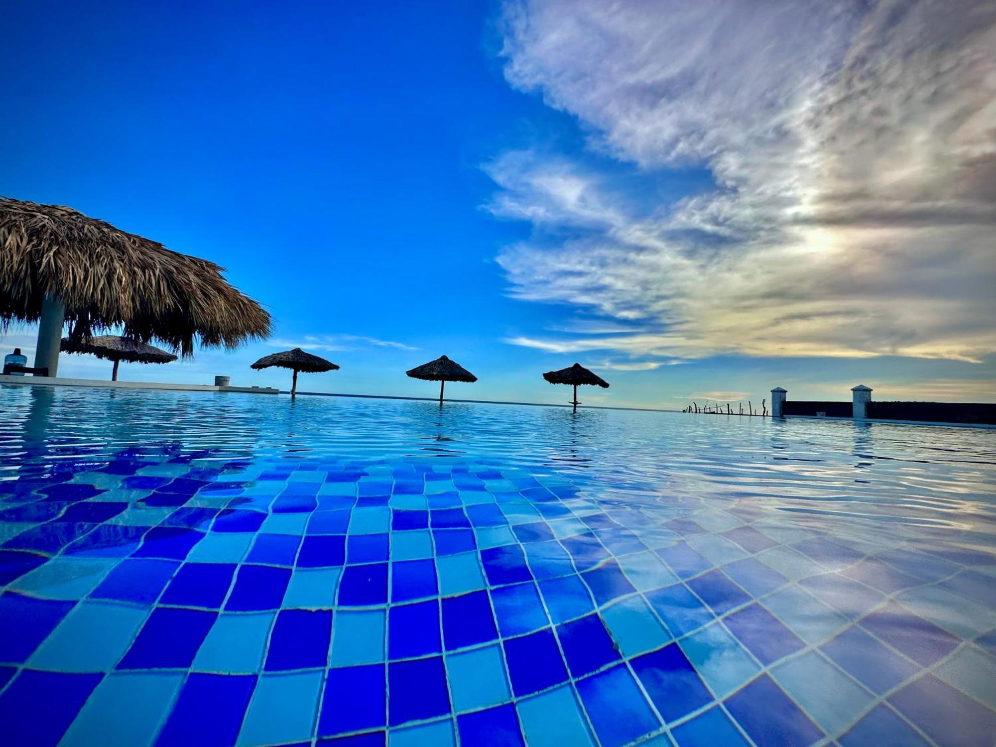 Hotel Tesoro Beach San Luis La Herradura Exterior photo